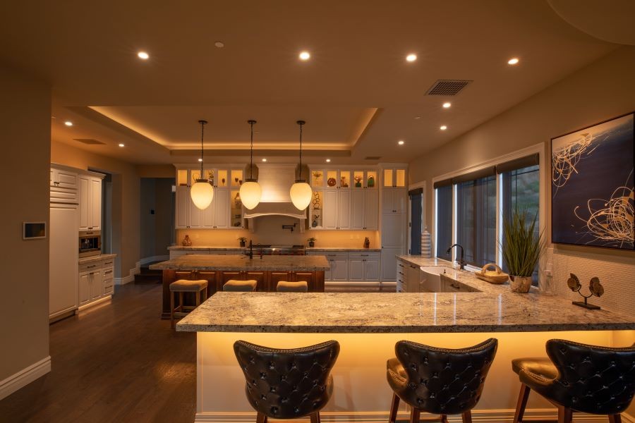  A kitchen warmly illuminated with Control4’s Vibrant Linear Lighting.